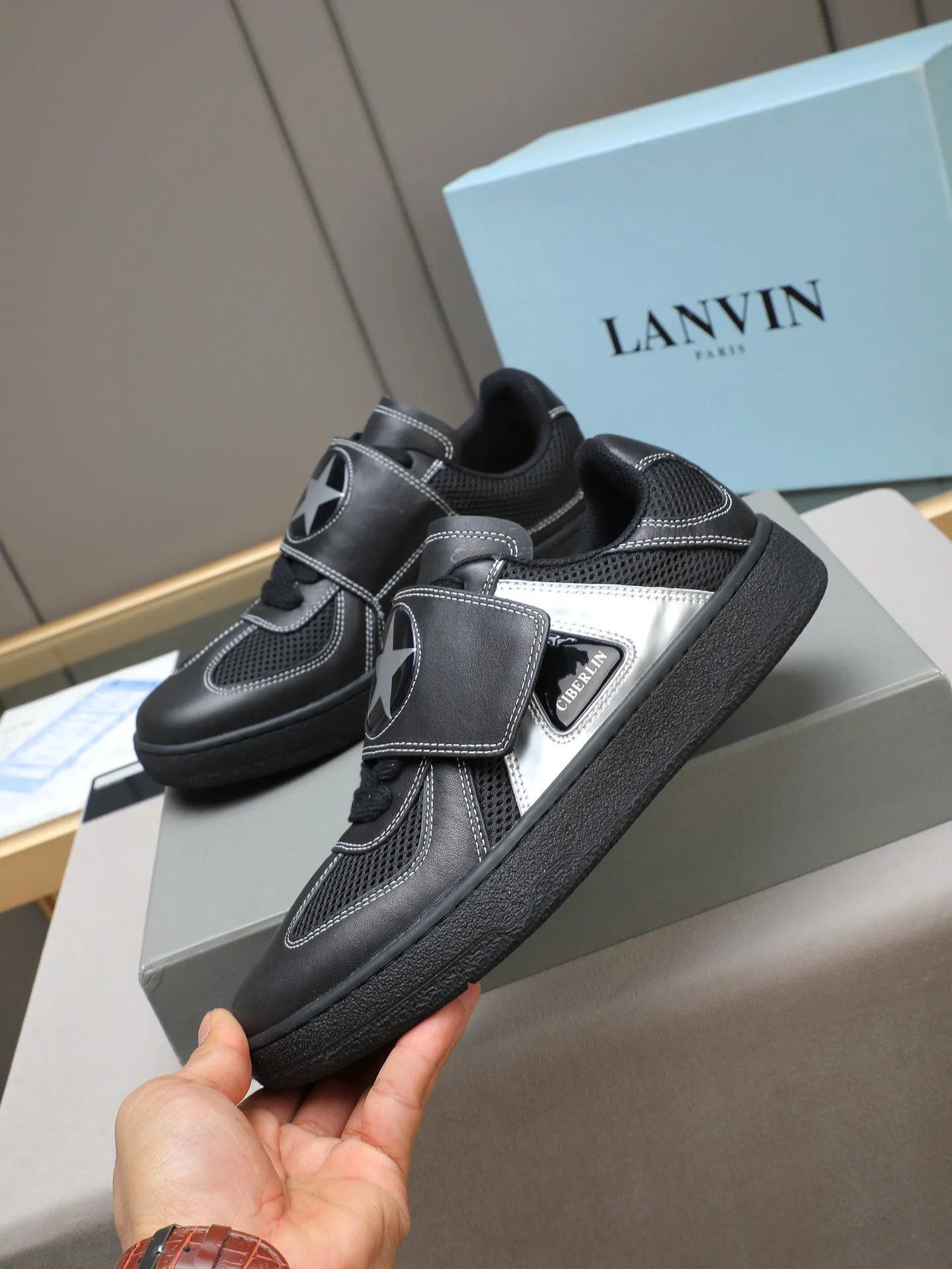 Men's shoes 💰600 [LANVIN] The latest fashionable item! High quality CLAY series‼ ️ The latest trendy products of the season 🌈Many bloggers have planted grass and purchased the original open-mold customization. The upper and outsole are sewn with mark threads without edge sealing. Multiple material splicing combination design. Very versatile for fashionable and casual wear. Comfortable on the feet. Self-recommended. Upper cowhide + cow suede + breathable mesh lining. Foot-padding cowhide. Exclusive original open-mold clear logo rubber outsole ⚠️38-44 (customized for 45)
